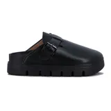 Zueco negro con plataforma, tira ancha sobre el empeine con hebilla ajustable.