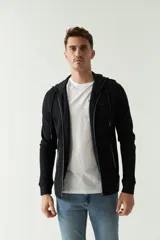 Campera gris de felpa con capucha, cierre frontal, bolsillos laterales con cierre, puños elásticos y logo bordado en el pecho.