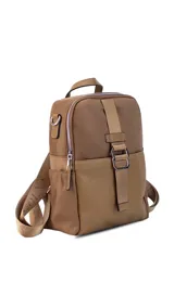 Mochila color beige combinada en tela impermeable y cuero sintético, con correa corta para usar como cartera. Incluye un bolsillo grande con cierre al frente y bolsillos laterales.