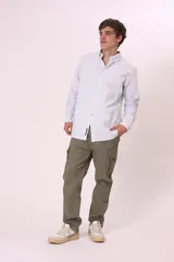 Camisa blanca de manga larga con cuello abotonado.