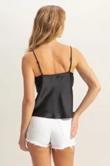 Blusa de satén color naranja con escote drapeado y tirantes finos.