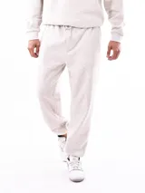 Pantalón de jogging gris melange con cintura ajustable con cordón y bolsillos laterales.