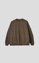 Buzo marrón de cuello redondo con costuras expuestas, confeccionado en tela 100% algodón premium. De calce oversize crop con proceso de desgaste y roturas.