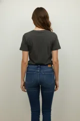 Remera color beige de algodón con cuello redondo y manga corta. Estampado con dos estrellas con patrón animal print y dos cerezas.