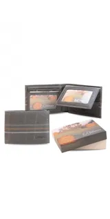 Billetera de cuero color gris oscuro con costuras decorativas en zigzag en tonos naranja y blanco en el exterior. El interior es de color gris oscuro y cuenta con compartimentos para billetes y tarjeteros con visor transparente.