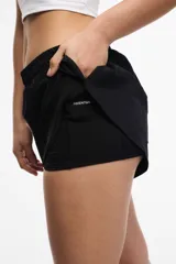 Short deportivo gris oscuro con cintura elástica y calza interna con bolsillo.