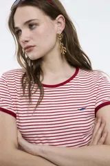 Remera corta de algodón a rayas horizontales blancas y rojas, con cuello y mangas con ribete al tono.