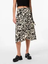 Falda midi de cintura alta con estampado floral en blanco y negro, corte evasé y lazo lateral.