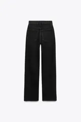 Pantalón de jean azul de corte wide leg, tiro alto y largo hasta el tobillo.