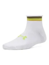 Pack de tres pares de medias Under Armour Essential para mujer, de corte tobillero, color blanco con detalles en rosa y celeste.