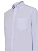Camisa de hombre a cuadros celestes y blancos, de corte regular fit, manga larga y cuello americano con botones.