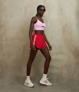 Short deportivo femenino modelo runner, color marrón chocolate con cintura elástica y rayas laterales color crema.