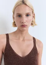 Top marrón de punto fino con lúrex, escote en V y tirantes finos.