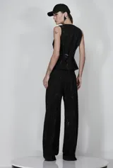 Pantalón de sastrería negro con transfer brillante de líneas metálicas y figuras estelares, de silueta amplia y tiro medio.