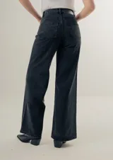Pantalón de jean negro de corte wide leg y tiro alto.