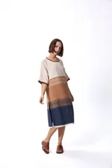 Vestido largo de fit oversized, con tejido multicolor que combina tonos rojos, fucsias y marrones.