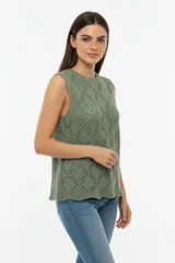 Chaleco de punto color verde oliva con diseño calado en forma de rombos.