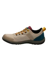 Zapatillas urbanas Hush Puppies modelo Rising Low, color gris con detalles en gris oscuro y rosa. Capellada textil impermeable, cordones rosas y suela de goma marrón.
