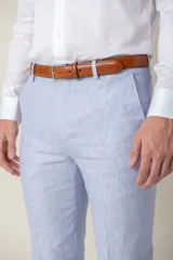 Pantalón de vestir celeste claro con diseño de espiga, corte slim fit y confeccionado en lino.