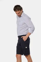 Bermuda cargo gris con cinturón, confeccionada en tejido de algodón con elasticidad, con bolsillos laterales y detalles en bolsillos traseros con solapa.