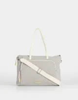 Bolso gris claro de tela deportiva acolchada con diseño de rombos. Tiene doble bolsillo frontal con cierre, manijas superiores con mosquetón y correa bandolera extraíble.