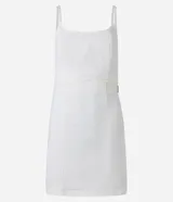 Vestido corto blanco de sarga, con escote cuadrado, breteles finos, recortes delanteros, espalda con recorte cutout y cierre lateral con cremallera.