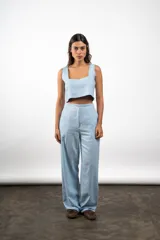 Pantalón celeste de lino, de corte palazzo y tiro alto.