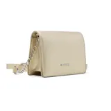 Cartera de vestir negra con correa de cadena plateada.