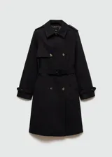 Trench coat negro con cuello de solapa, doble botonadura, trabillas en los puños, cinturón ajustable y abertura posterior en el bajo.