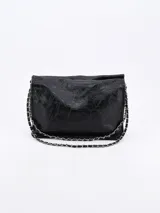 Cartera negra con textura arrugada y correa de cadena plateada.