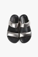 Sandalias plateadas con doble tira ancha acolchada, base anatómica de corcho y plataforma liviana con suela antideslizante.