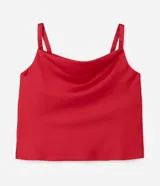 Musculosa de poliéster satinado color rojo, con escote drapeado, breteles finos ajustables y forro en el busto.
