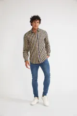 Camisa de hombre a cuadros color beige y azul marino, de corte slim fit, con mangas largas, cartera abotonada y logo bordado en el pecho. Confeccionada en algodón.