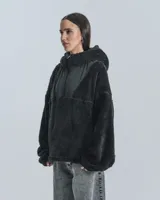 Hoodie negro con capucha confeccionado en corderito y detalles de tela bomber en pecho, espalda, capucha y bolsillos.