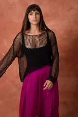 Sweater calado tejido de mangas largas, color negro.