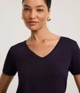 Blusa tipo camiseta de manga corta y escote en V, color negro.