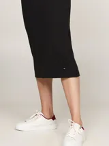 Vestido midi negro de punto acanalado, con cuello redondo y sisas con ribete blanco en contraste. Presenta un logo estampado en el pecho.