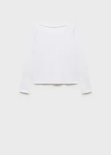 Camiseta blanca de manga larga con cuello barco.
