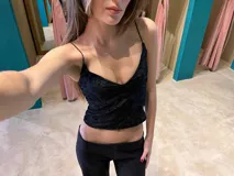 Top tipo musculosa de color negro confeccionado en terciopelo con microtul, con tirantes finos elásticos y escote en V. Presenta espalda elástica y doble tela en la zona del busto para evitar transparencias.