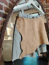 Bermuda de denim celeste con sobrepollera desmontable de cuero color tostado.