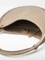 Cartera hobo color beige, de piel sintética con textura craquelada. Tiene un compartimento con cierre de clip magnético y un bolsillo interior con cierre de cremallera. El asa es tubular con pieza metálica y el logo está grabado.