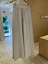 Pantalón palazzo hecho en poplin a rayas, con corte ancho y cintura elástica, detallado con cordones.