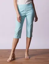 Bermuda color celeste en gabardina elastizada, marca Ruby Rd. Tiro medio, pretina ancha elastizada, bolsillos delanteros simulados y bolsillos traseros aplicados.