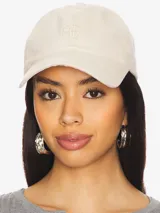 Gorra de béisbol color blanco, con logotipo bordado y correa ajustable.