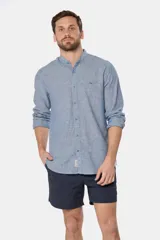 Short de baño azul vibrante, de corte clásico y largo medio, con cintura elástica y cordón ajustable. Cuenta con bolsillos laterales y suspensor de malla fina interior.