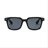 Gafas de sol unisex con montura cuadrada negra y lentes grises. Fabricadas con plástico reciclado. Incluyen estuche.