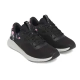 Championes de running Under Armour Charged Aurora, color negro con detalles estampados en azul y naranja, suela blanca y cordones moteados.