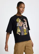Remera negra de algodón con mangas cortas, cuello redondo y estampado frontal de un grupo de mujeres con diferentes estilos.