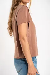 Remera color ladrillo de algodón con calce al cuerpo y mangas cortas.