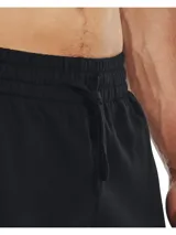 Pantalón de jogging negro Under Armour Rival Fleece Cargo para hombre, con corte ajustado, bolsillos laterales tipo cargo con cierre y logo de la marca bordado en blanco.